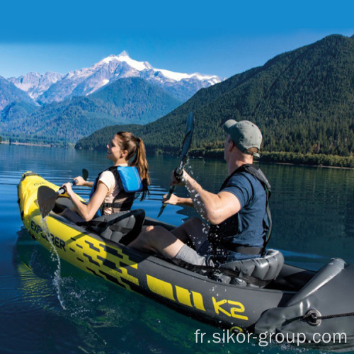 Intex 68307 K2 Kayak Boat d&#39;aviron gonflable placé en plein air en plein air avec un jeu de sports de paddle